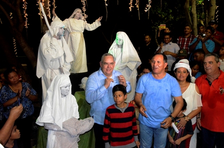 Las estatuas vivientes de la dirección de cultura deleitaron a los presentes con la escenificación del nacimiento viviente